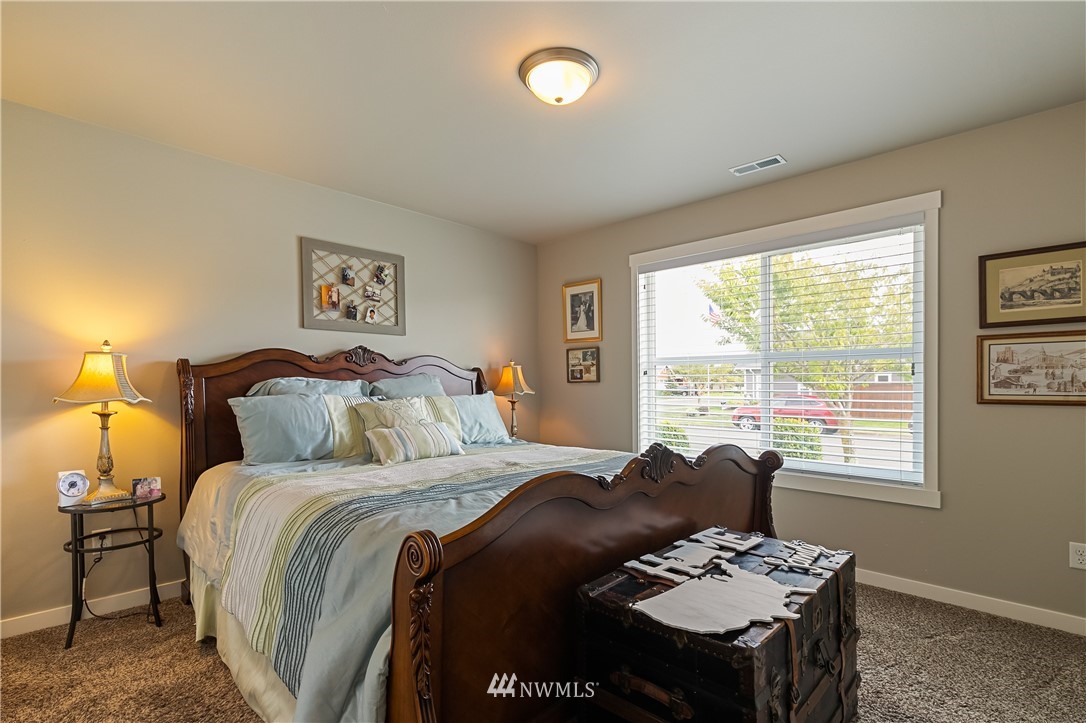 960 Hemlock Loop Lynden, WA 98264 - Photo 22 of 34 a bed room with a bed and a window