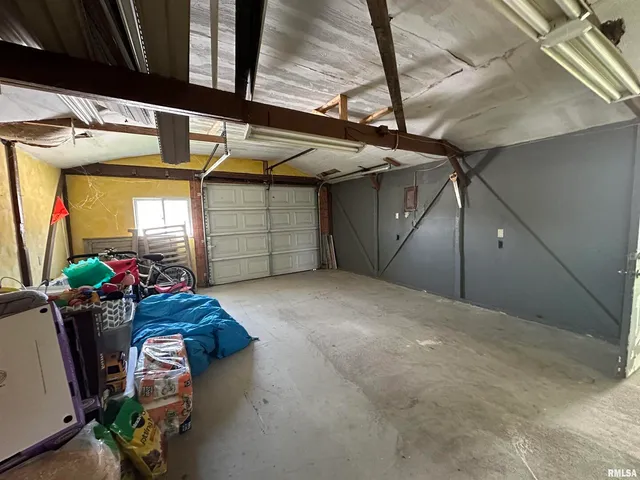 a view of a house with yard and tree s