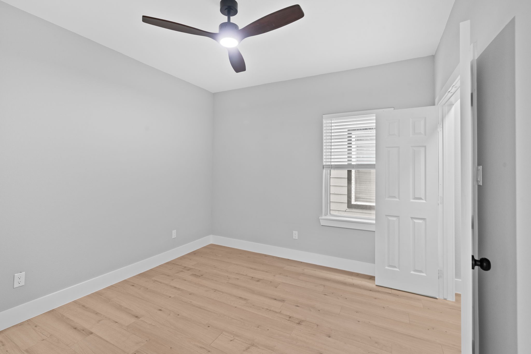 9918 Fillmore Street Houston, TX 77029 - Photo 15 of 35 an empty room with a window and ceiling fan