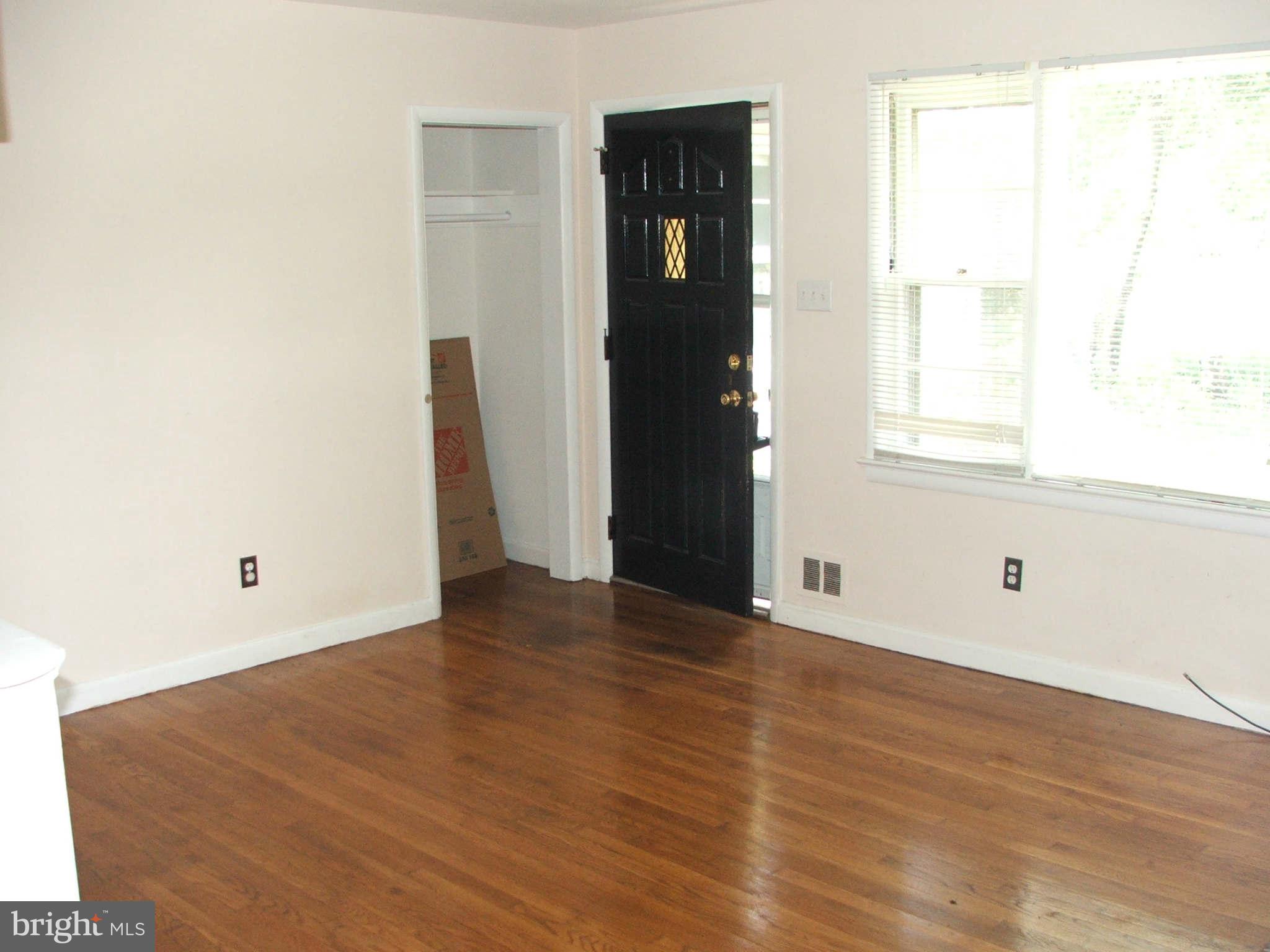 6508 Kalmia Street Springfield, VA 22150 - Photo 2 of 21 Living Room
