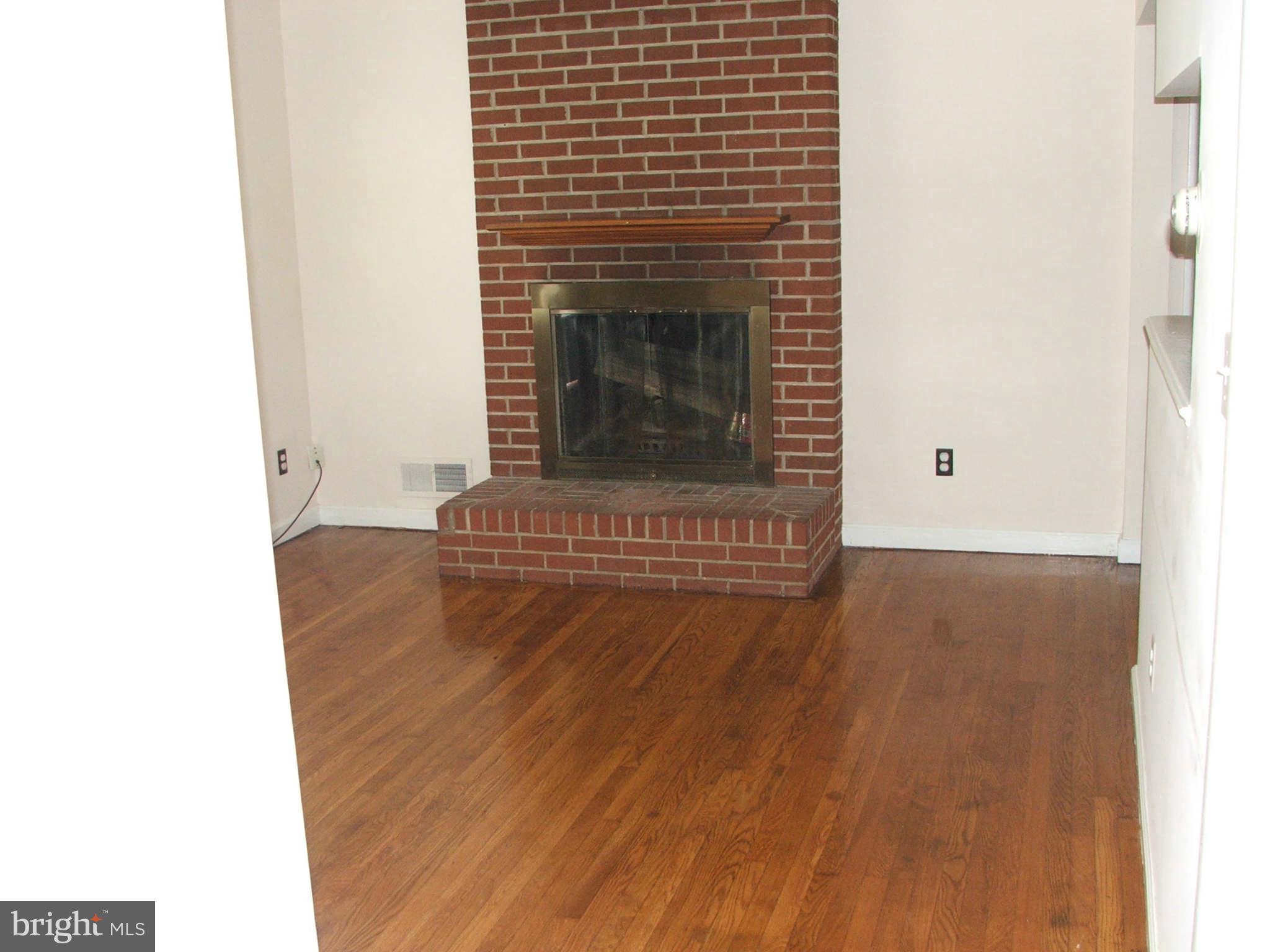 6508 Kalmia Street Springfield, VA 22150 - Photo 3 of 21 Living Room