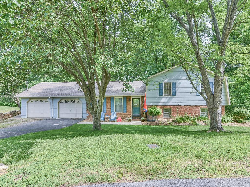 1053 Amersham Road Kingsport, TN 37660 - Photo 1 of 29 GREAT CURB APPEAL