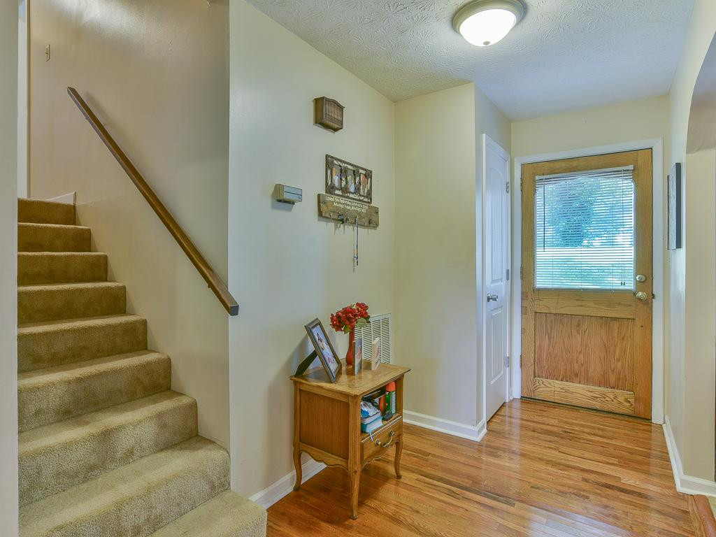 1053 Amersham Road Kingsport, TN 37660 - Photo 21 of 29 FOYER