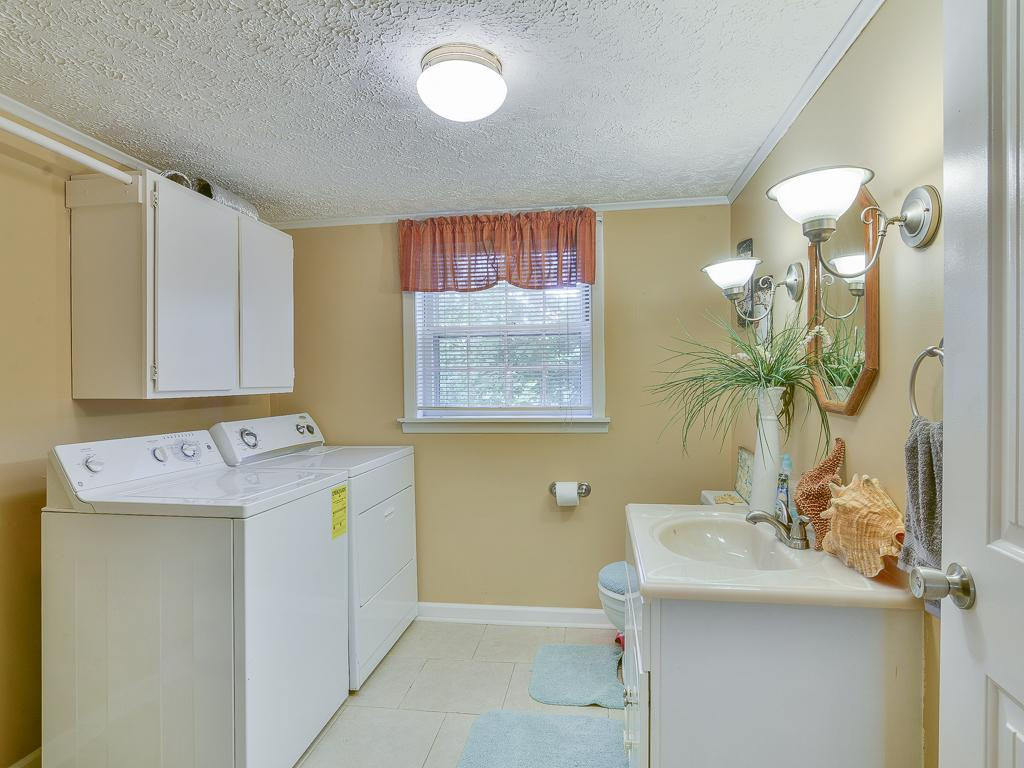 1053 Amersham Road Kingsport, TN 37660 - Photo 26 of 29 LAUNDRY ROOM HALF BATH
