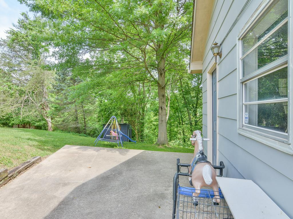 1053 Amersham Road Kingsport, TN 37660 - Photo 4 of 29 SIDE PATIO