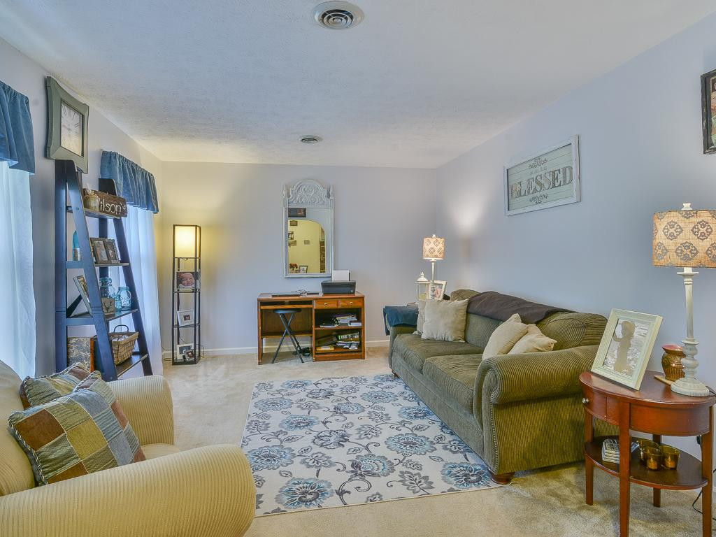1053 Amersham Road Kingsport, TN 37660 - Photo 8 of 29 BRIGHT LIVING ROOM