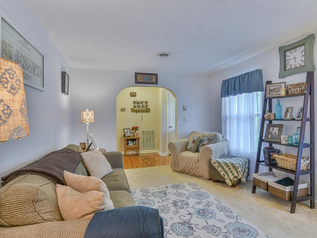 1053 Amersham Road Kingsport, TN 37660 - Photo 9 of 29 LIVING ROOM TO ENTRY