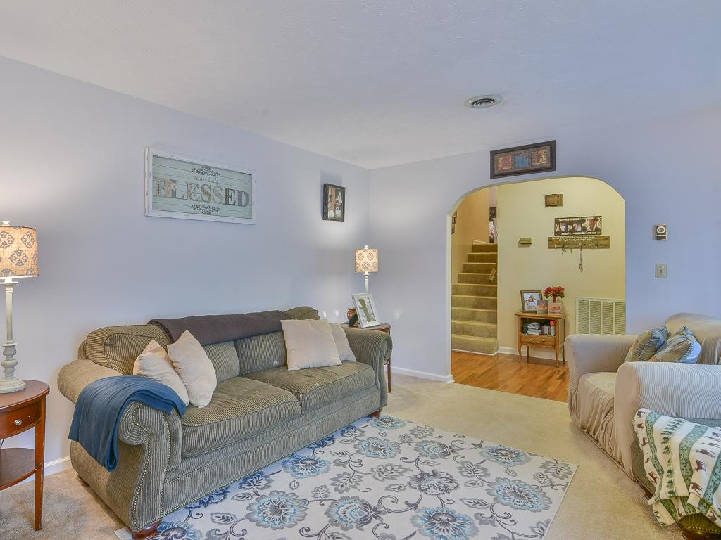 1053 Amersham Road Kingsport, TN 37660 - Photo 10 of 29 LIVING ROOM
