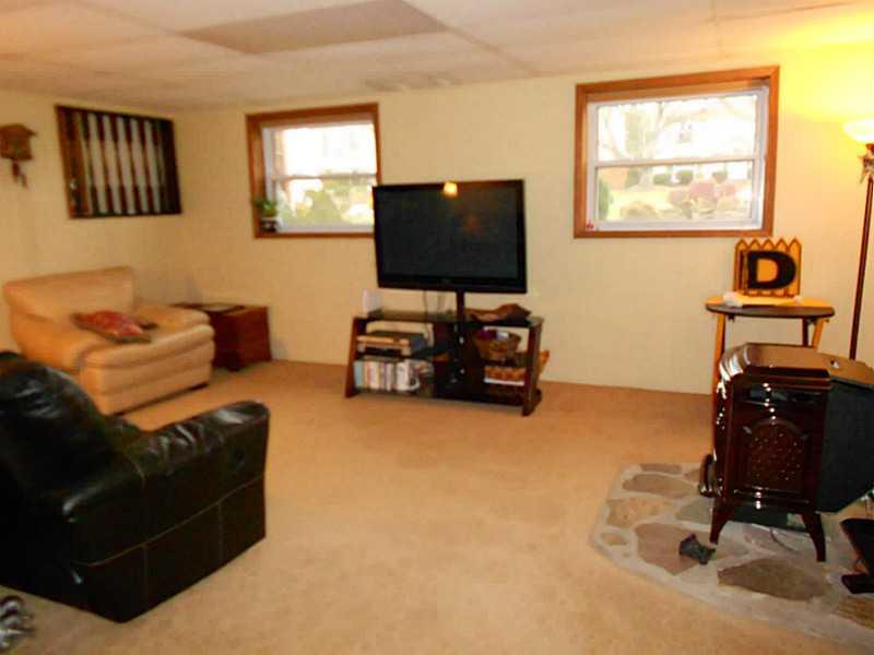 127 Pintail Road Gibsonia, PA 15044 - Photo 8 of 20 Family Room.