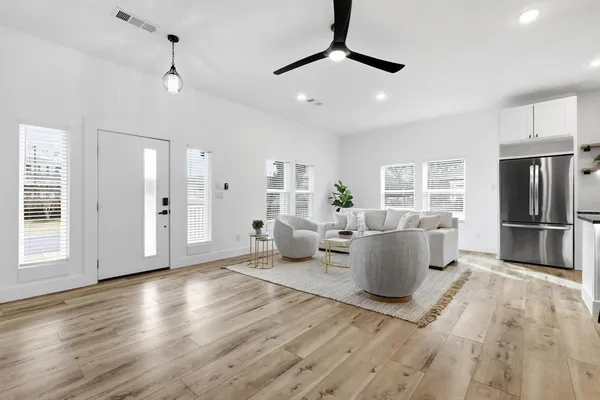 $4,500 | 901 Elsbeth Street, Dallas, TX 75208