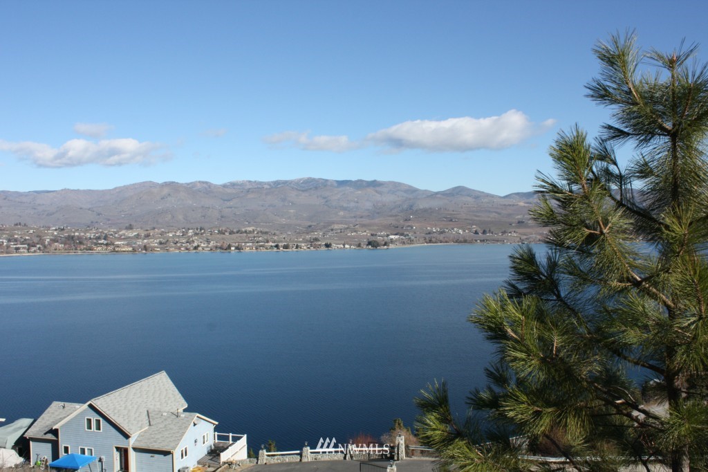 4507 South Lakeshore Road Chelan, WA 98816 - Photo 3 of 6 Gallery Image 3