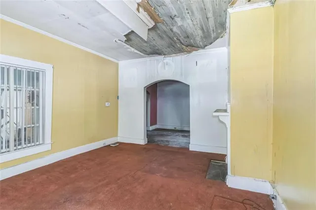 a view of empty room with window