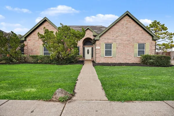 $319,900 | 1601 Oak Pl Court, Pearland, TX 77581