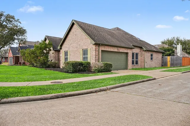 $334,900 | 1601 Oak Pl Court, Pearland, TX 77581