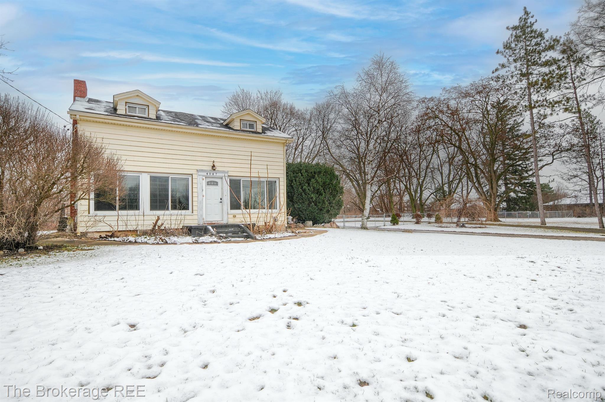 4047 South Center Road Burton, MI 48519 - Photo 3 of 48 Gallery Image 3