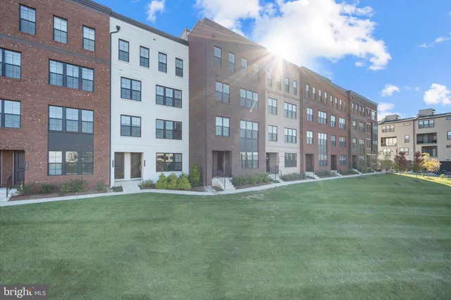 $715,000 | 22361 Roanoke Rise Terrace, Ashburn, VA 20148