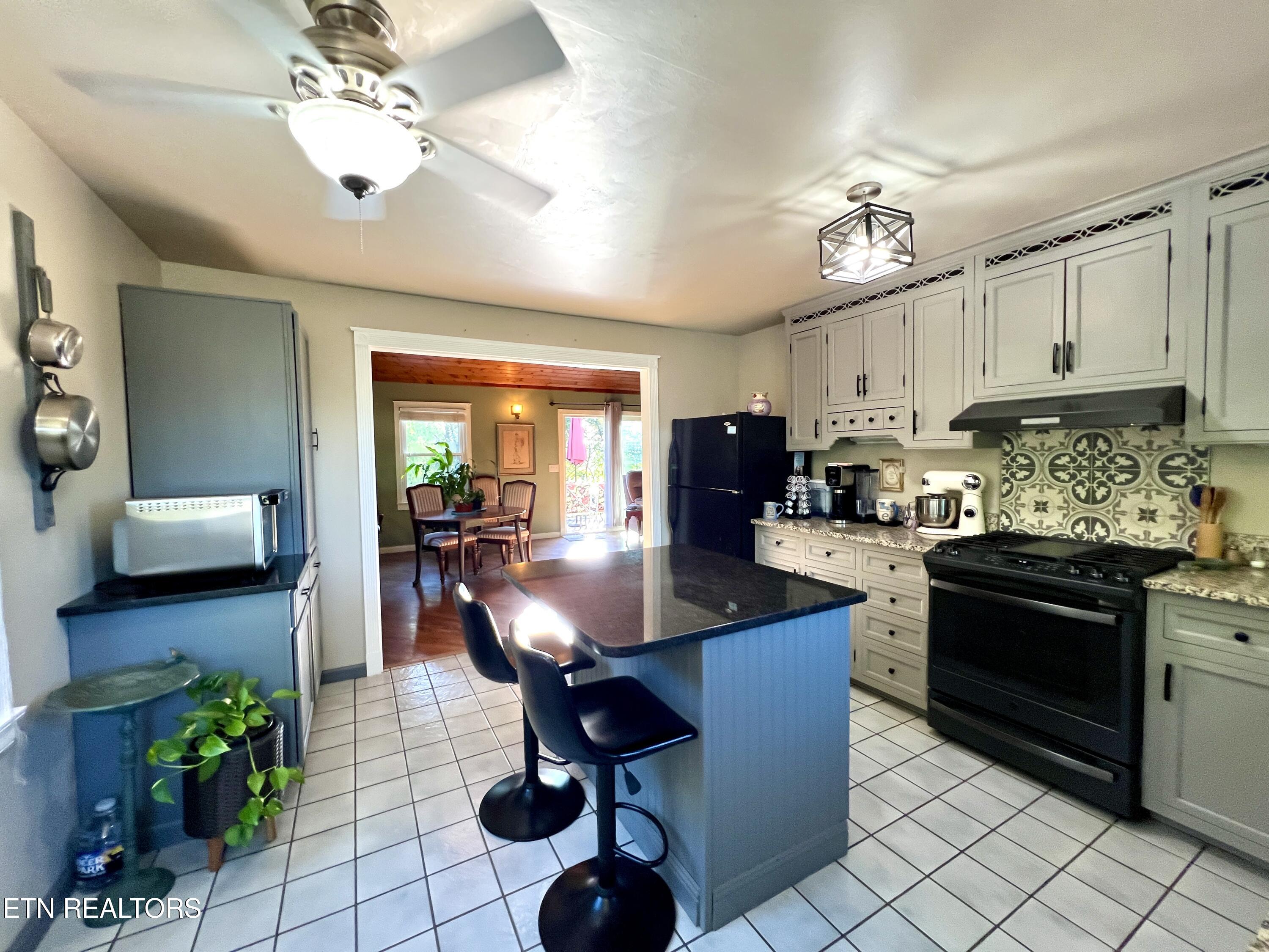934 Flat Creek Road Sevierville, TN 37876 - Photo 3 of 32 20250929_132014801_iOS