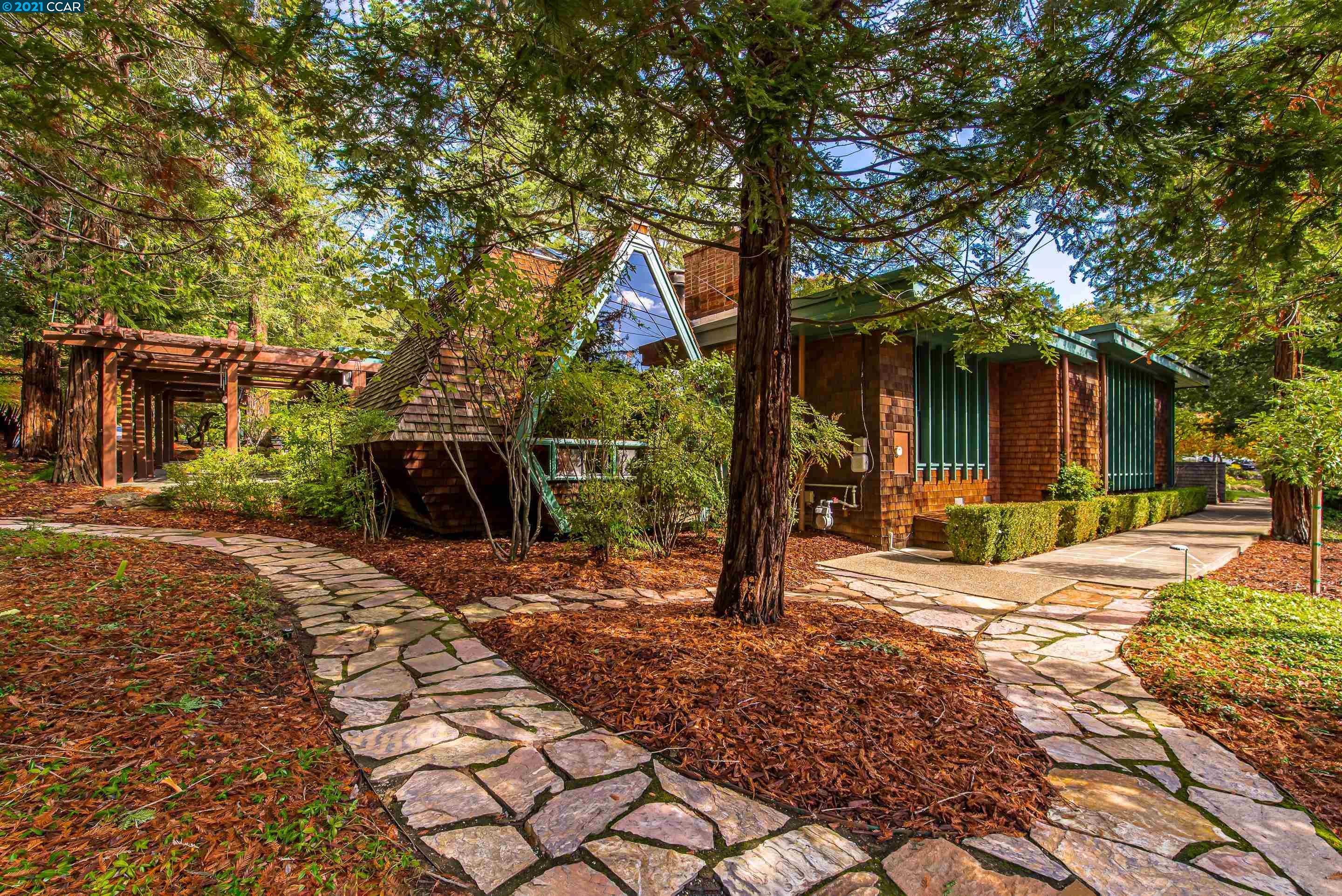 a view of a house with backyard and tree
