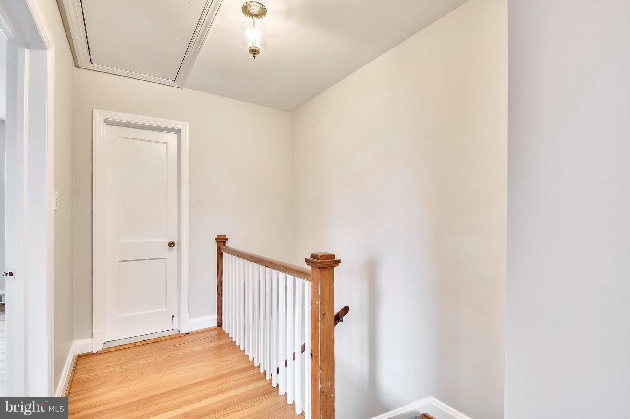 122 Hopkins Road Baltimore, MD 21212 - Photo 13 of 30 Upper Level Hallway