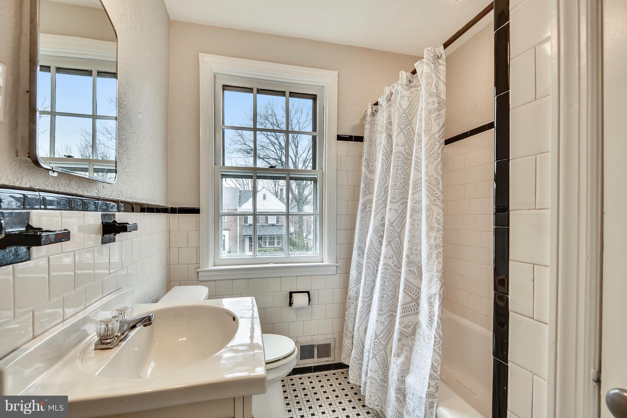 122 Hopkins Road Baltimore, MD 21212 - Photo 20 of 30 Upper Level Hall Bath
