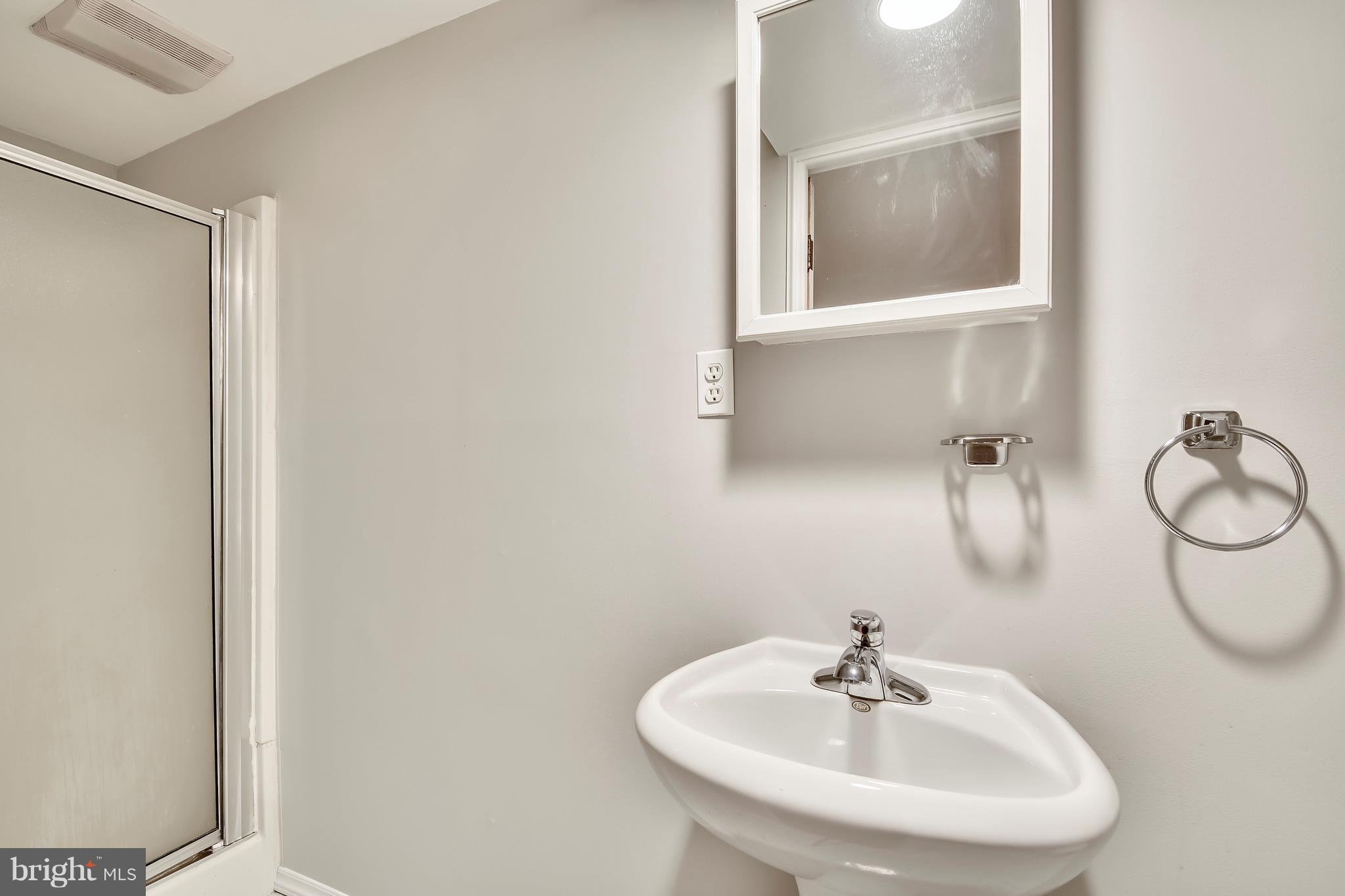 122 Hopkins Road Baltimore, MD 21212 - Photo 24 of 30 Lower Level Full Bath
