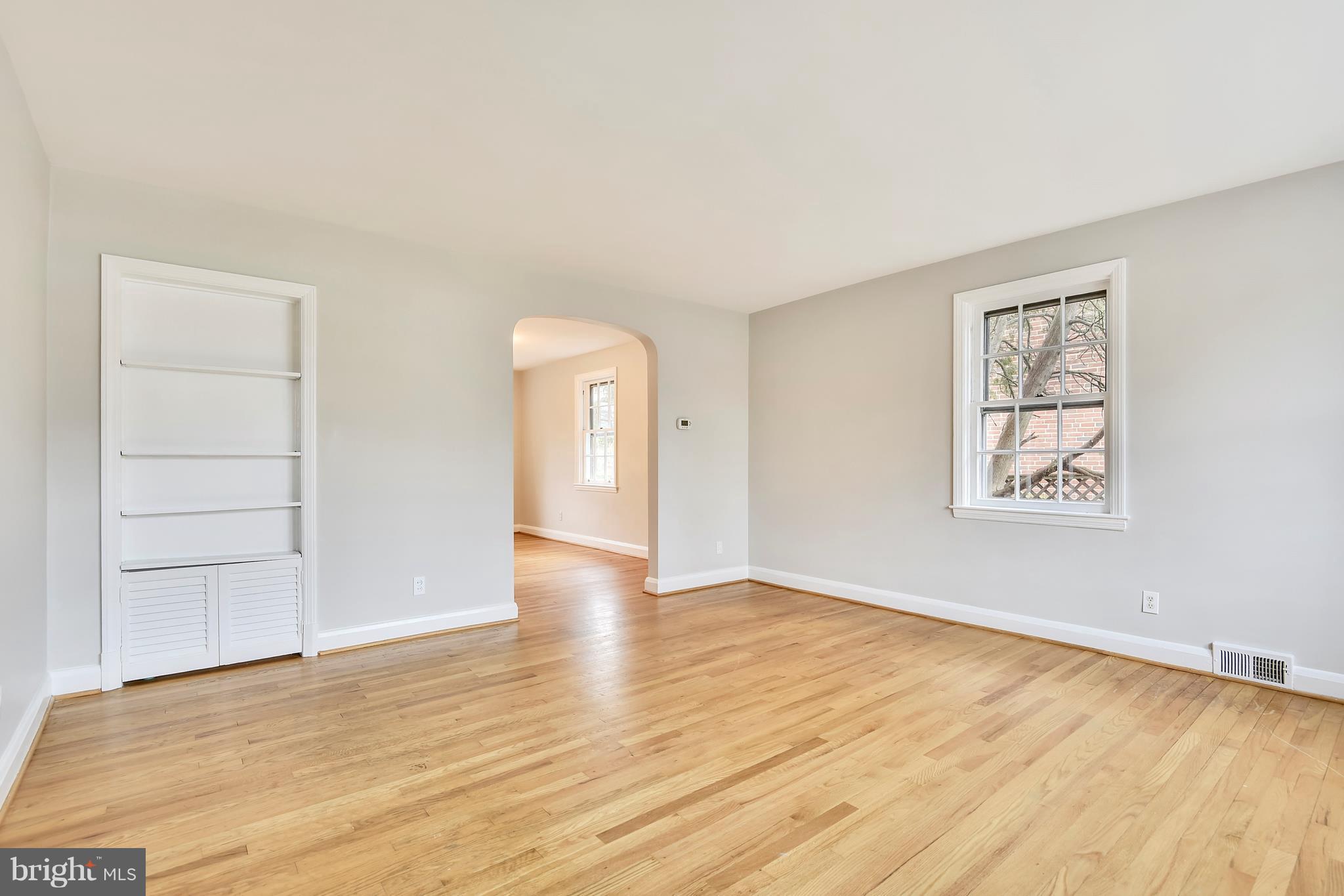 122 Hopkins Road Baltimore, MD 21212 - Photo 6 of 30 Living Room with built-in bookcase