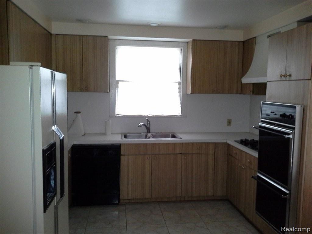 14000 Greenview Road Detroit, MI 48223 - Photo 4 of 8 Kitchen.jpg