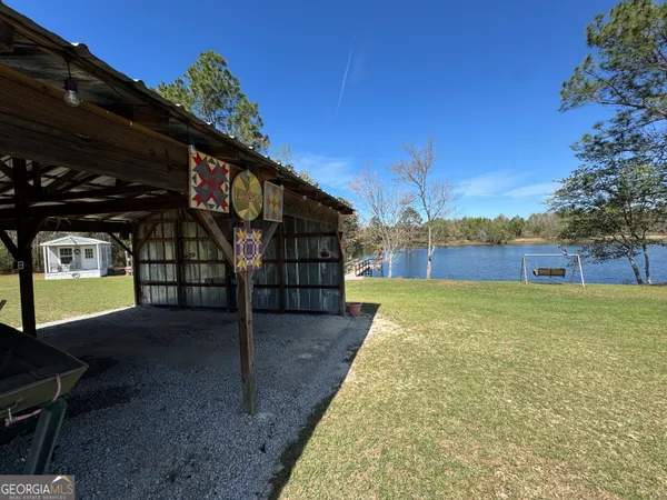 a view of a backyard