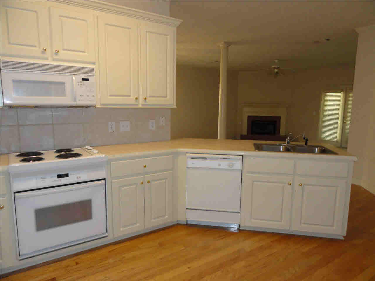 313 Creston Court Ridgeland, MS 39157 - Photo 8 of 18 kitchen looking towards living
