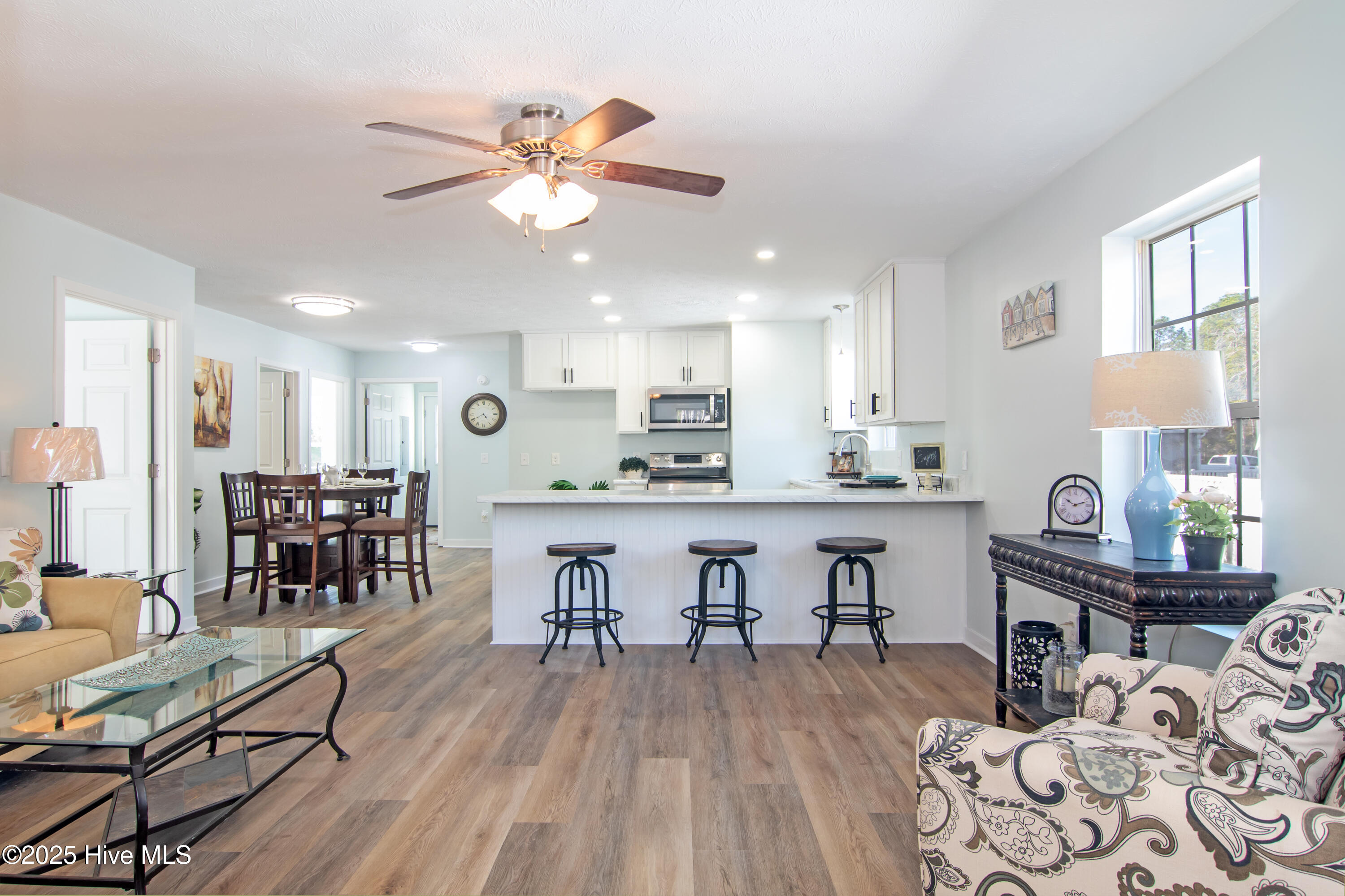 321 Hickory Road Southport, NC 28461 - Photo 3 of 36 Living Room