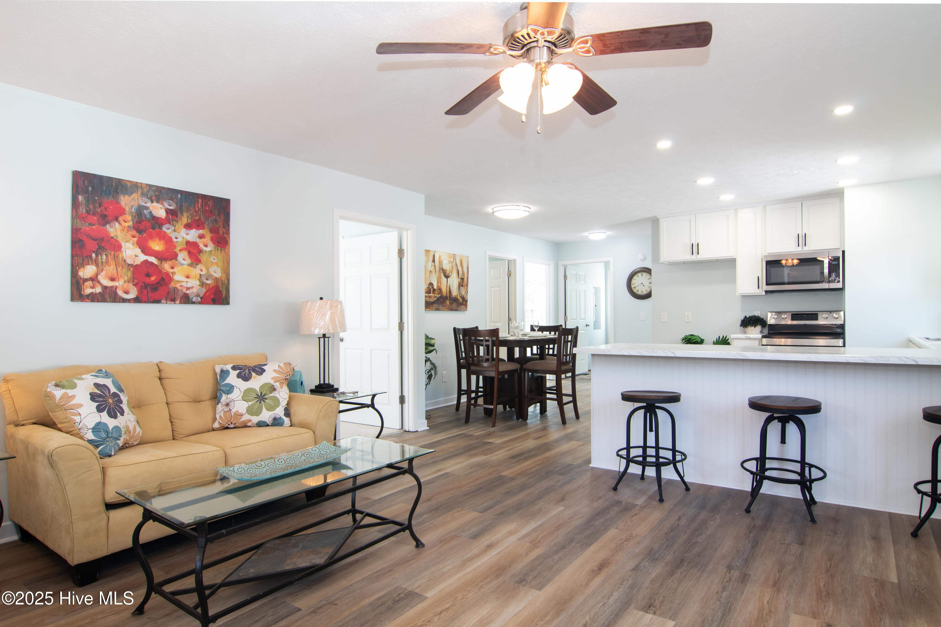 321 Hickory Road Southport, NC 28461 - Photo 10 of 36 Living Room
