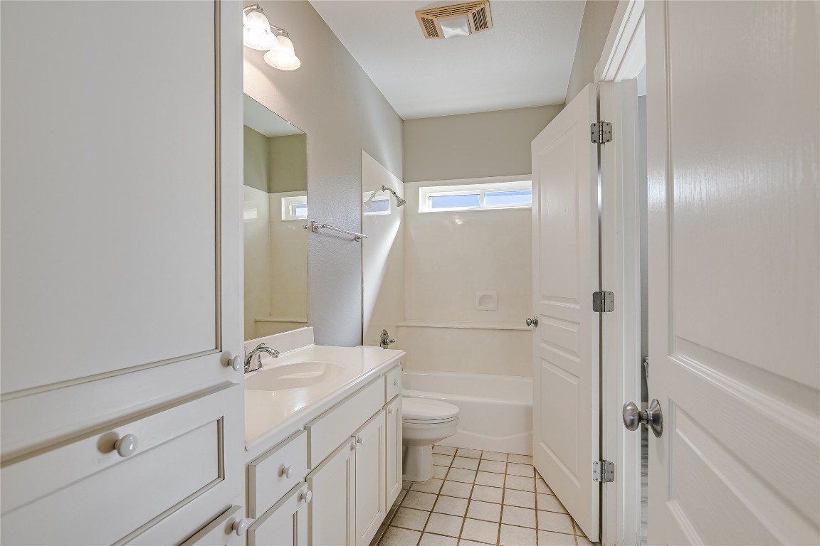 945 Wesley Ridge Drive Spicewood, TX 78669 - Photo 24 of 40 Ensuite bath. (The home includes three full baths and an additional half bath/powder room.)