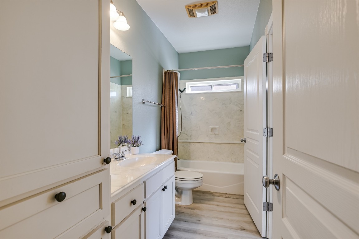 945 Wesley Ridge Drive Spicewood, TX 78669 - Photo 27 of 40 Full hall bath with tub/shower combination and single vanity is accessible to the front two secondary bedrooms.