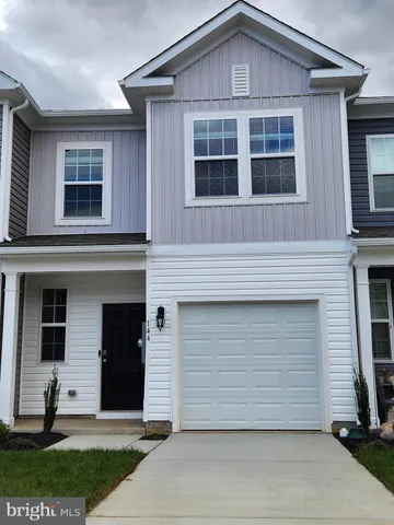 a view of a house with yard