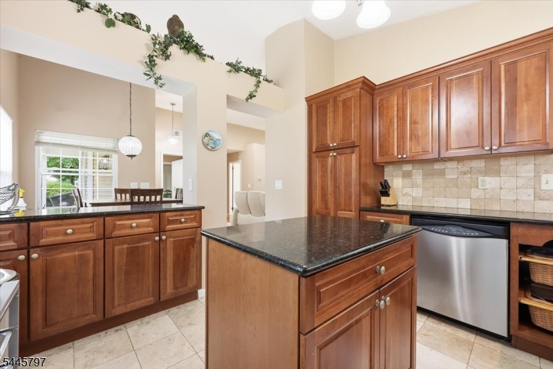 246 Long Meadow Road Bedminster, NJ 07921 - Photo 8 of 36