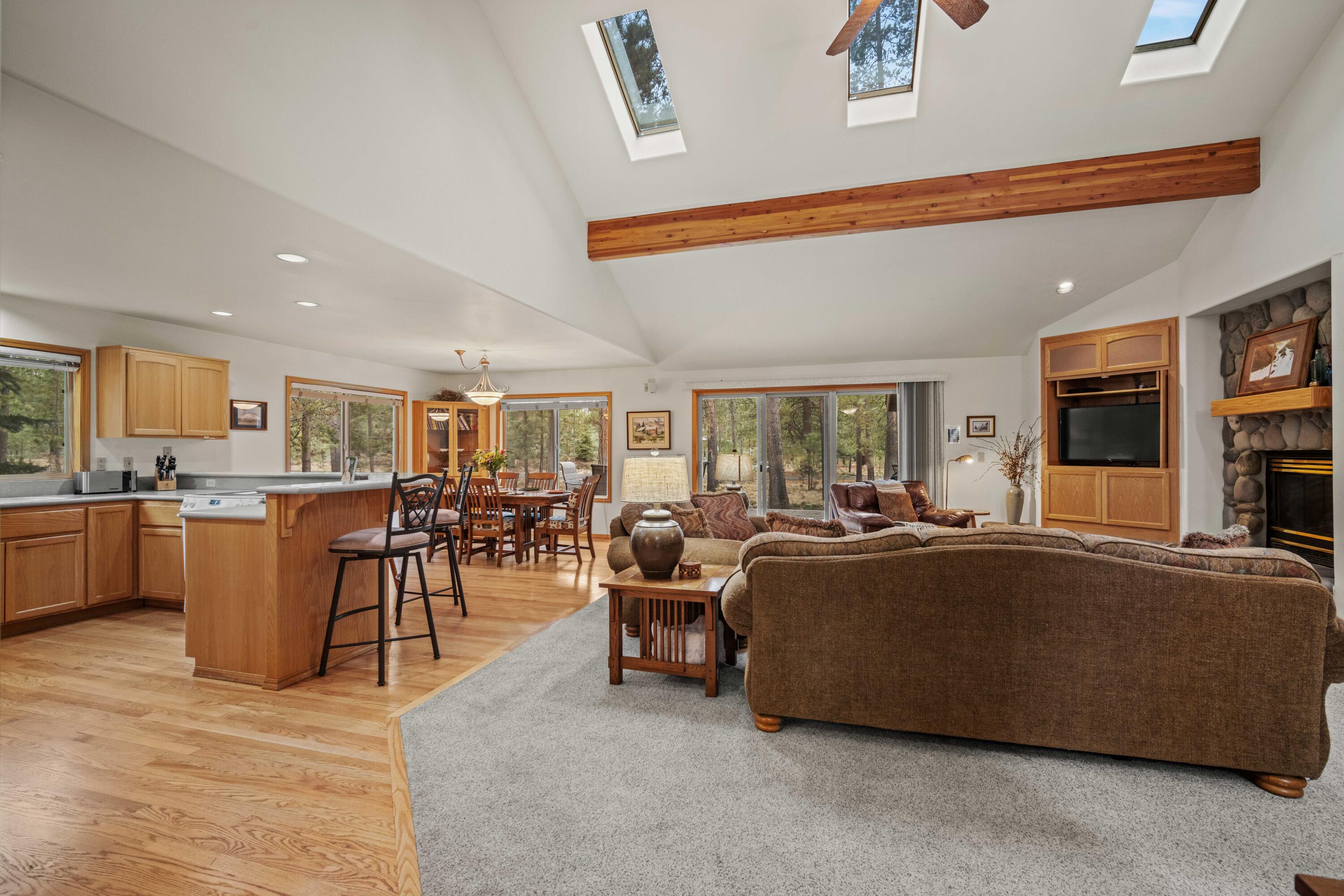 57655 Aspen Lane, Unit 2 Sunriver, OR 97707 - Photo 9 of 47 9 - living