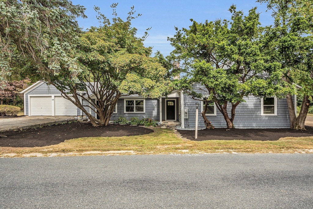 a view of a house with a yard