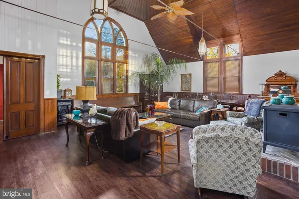 $3,900 | 230 Washington Street, Fieldsboro, NJ 08505