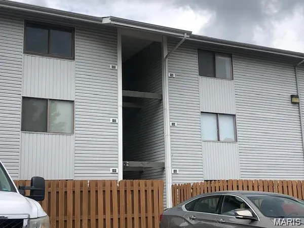 $98,750 | 104 Lemans Court, Unit 104, Lake St. Louis, MO 63367