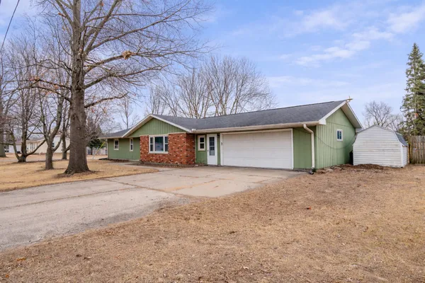 $220,000 | 300 Highland Avenue, Erie, IL 61250