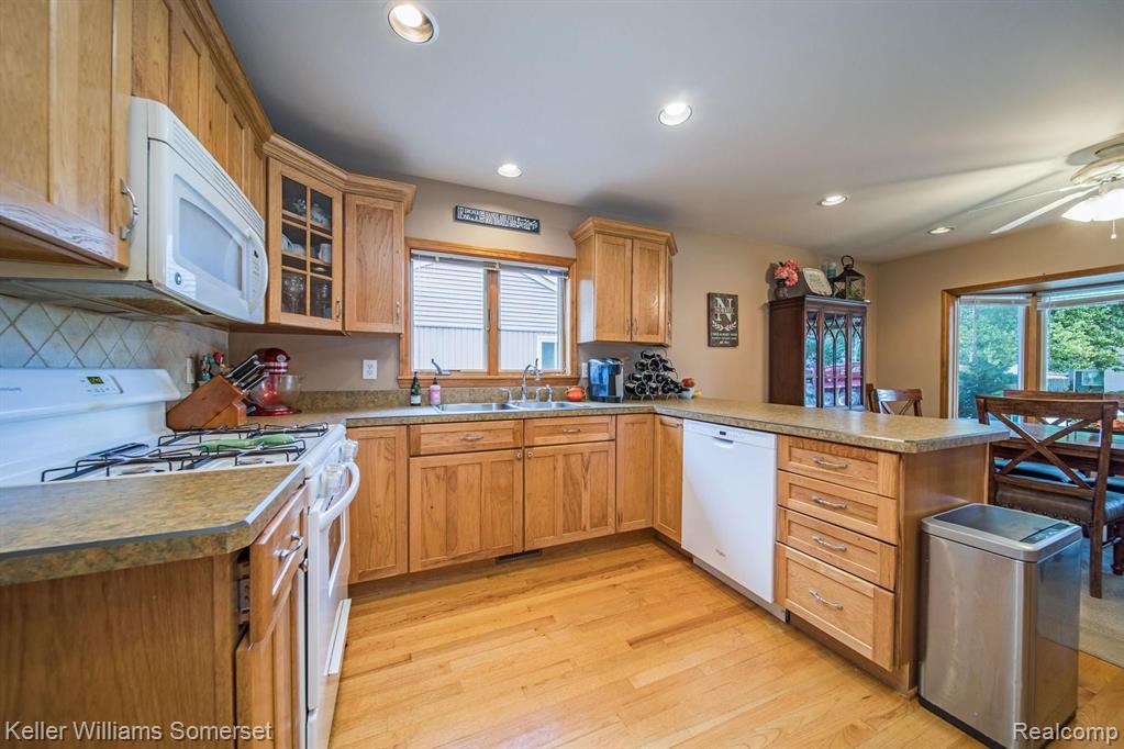4003 Kent Road Royal Oak, MI 48073 - Photo 6 of 34