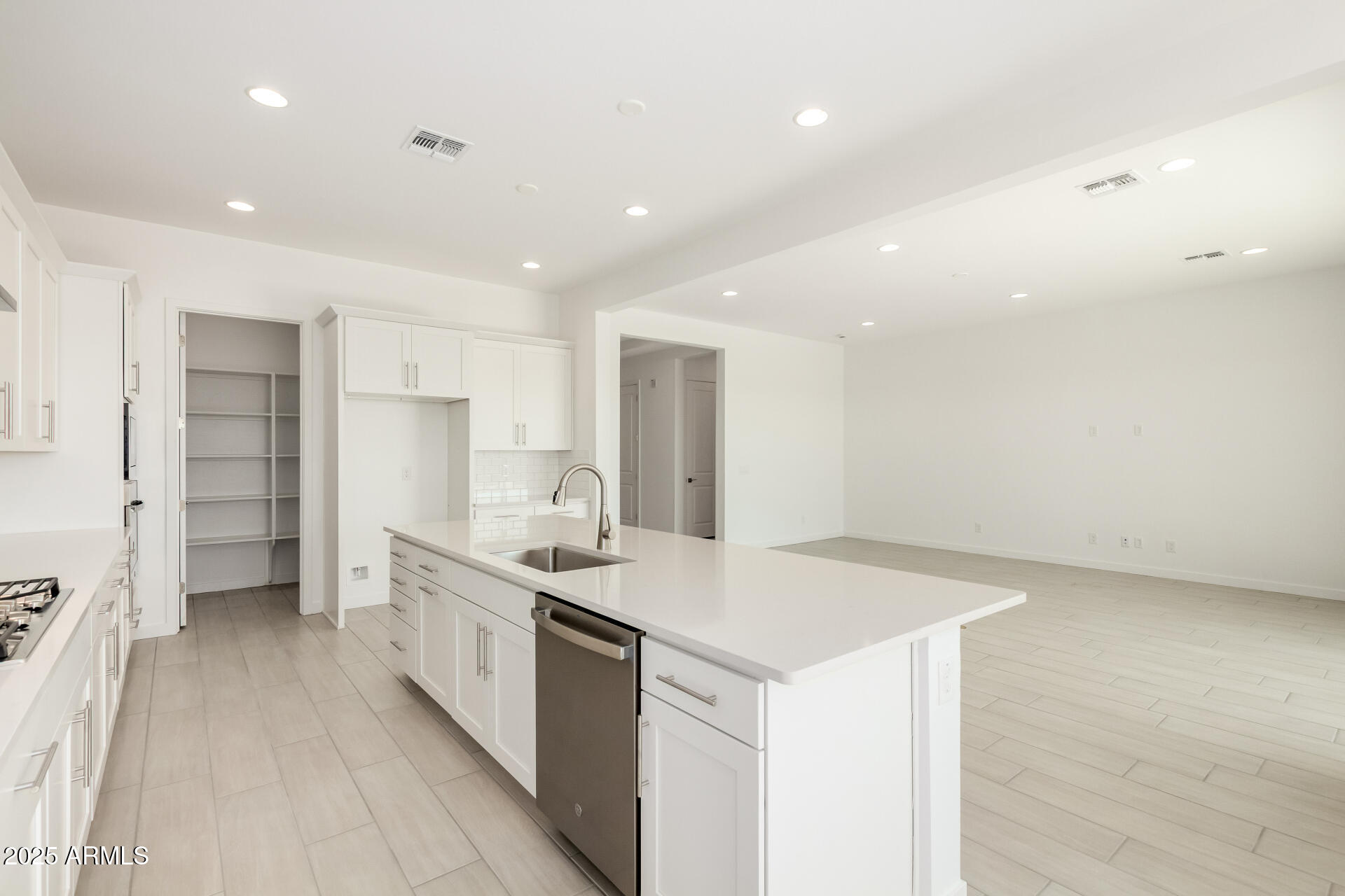 18173 West Watkins Street Goodyear, AZ 85338 - Photo 8 of 47 16 Watkins