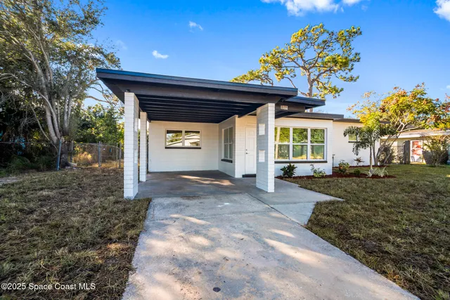a view of a house with a yard