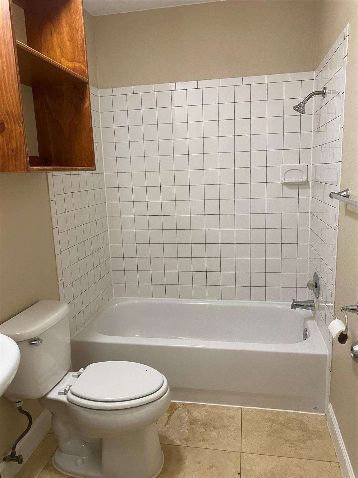 3226 Brookston Street Houston, TX 77045 - Photo 20 of 24 a bathroom with a toilet and bathtub