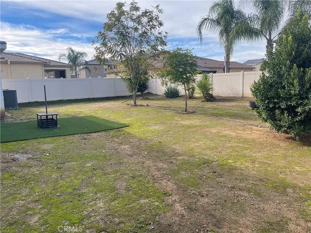 a view of a yard in front of house