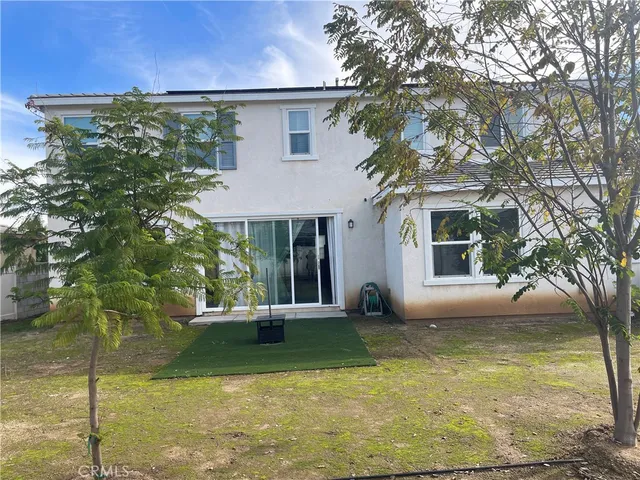 a view of a yard in front of house