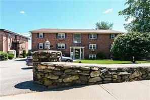 BAY BREEZE WALKING DISTANCE TO MAIN ST. EG AND CHELOS ON THE WATERFRONT!