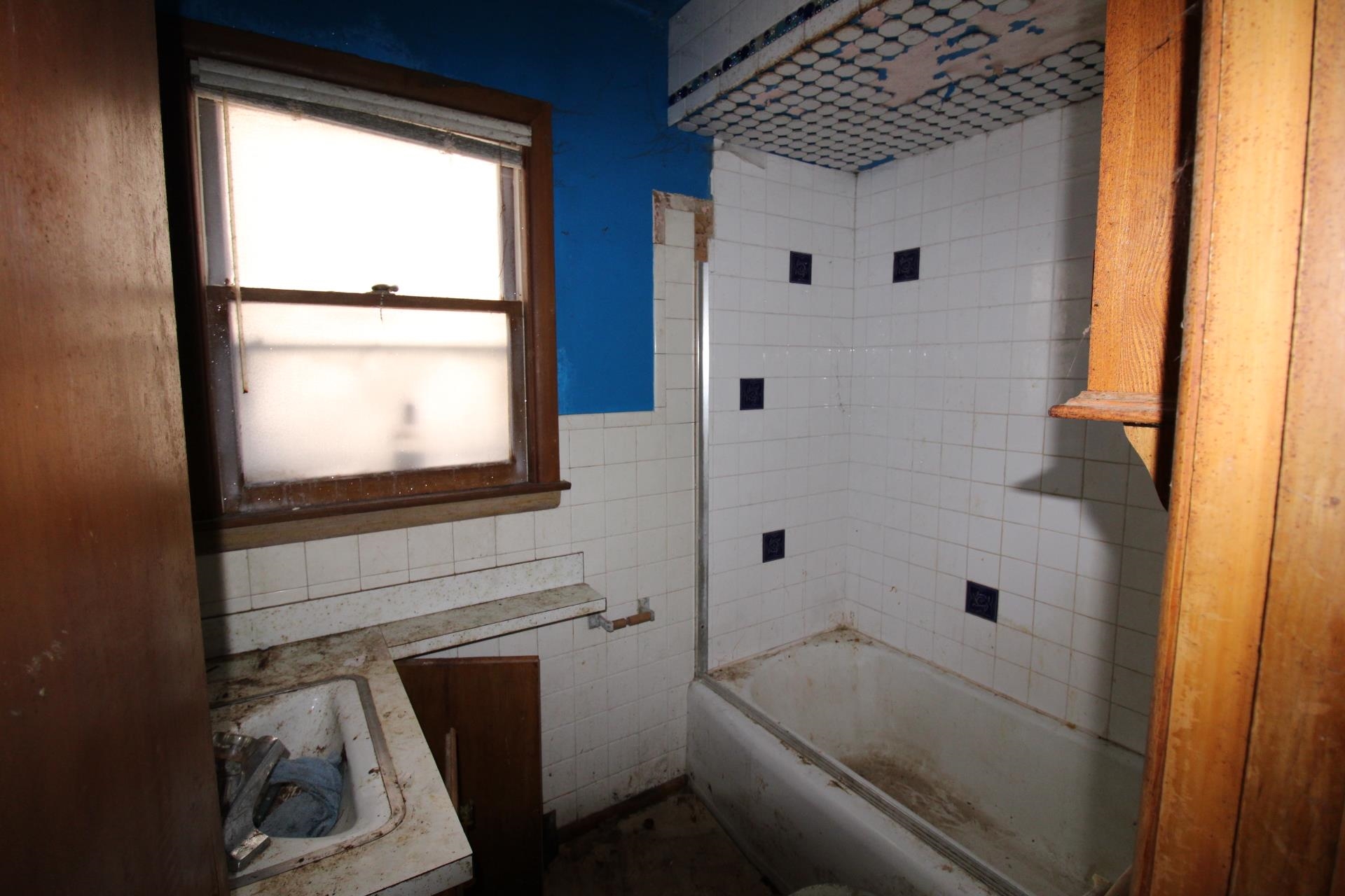 2869 Exeter Street Duluth, MN 55806 - Photo 15 of 33 Bathroom