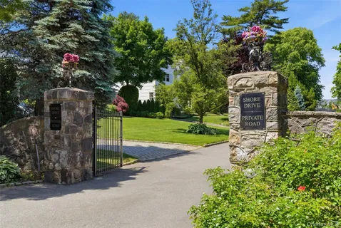 $4,345,000 | 2 Shore Drive, Manhasset, NY 11030