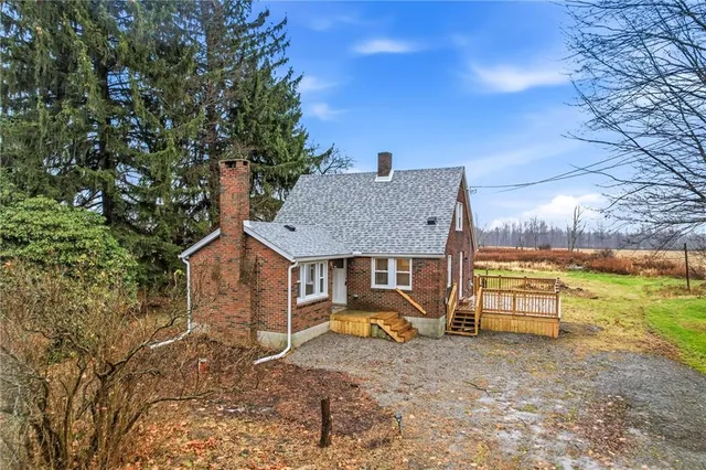 a view of a house with backyard